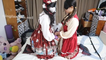 【荷仙少女】线下真实多奴同时调教3， 鞭打爽了之后奖励奖励lo娘女奴们吃主人的手指，吃的好的母狗 主人有更好的大奖励吃哦，听到这话女奴们开始疯狂争宠